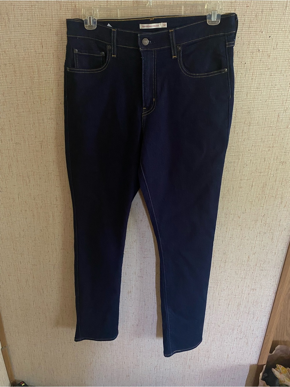 Almost Brand New!! Classic Women’s Levis Dark Blue Jeans - High Rise Straight